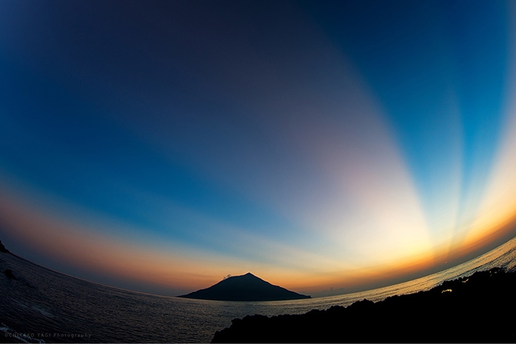 八丈小島に沈む夕日とマジックアワー