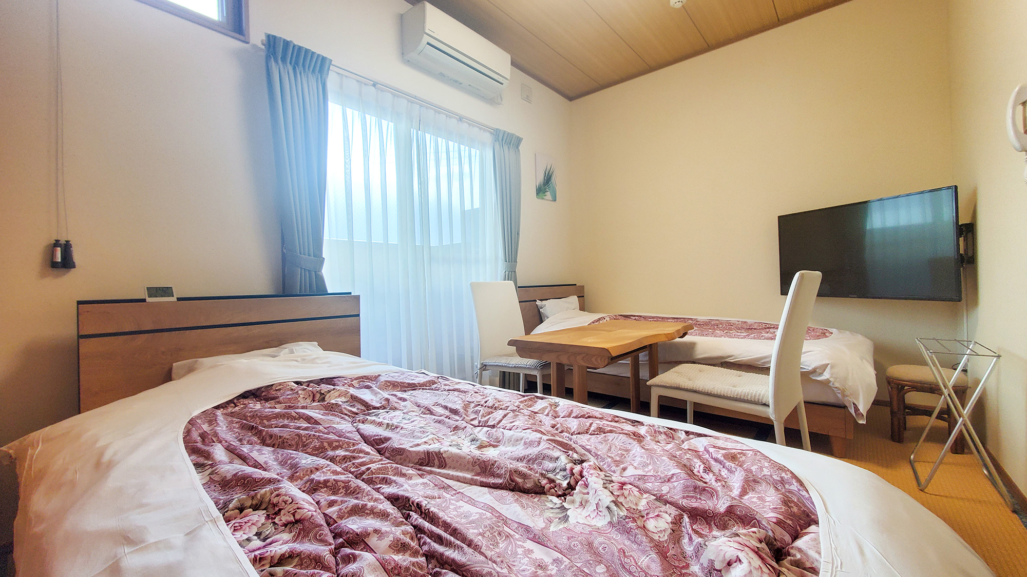 #喫煙ツイン　和モダンな寝室。心地よいベッドで静かな夜をゆっくりとお休みください。