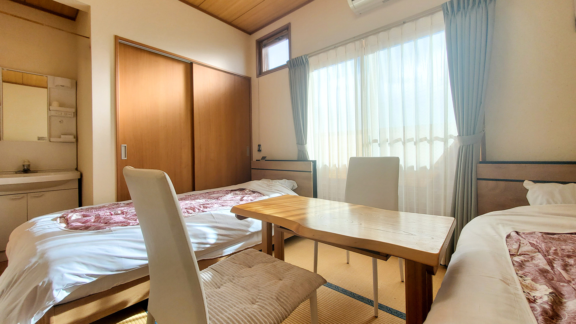 #喫煙ツイン　明るい光が差し込む清潔感あふれる客室。朝までぐっすり快適にお過ごしいただけます。