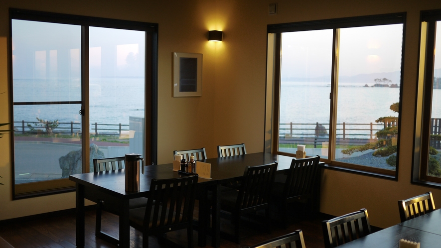 *食堂／大きな窓から海を一望する食堂。目の前を遮るものは何もありません！