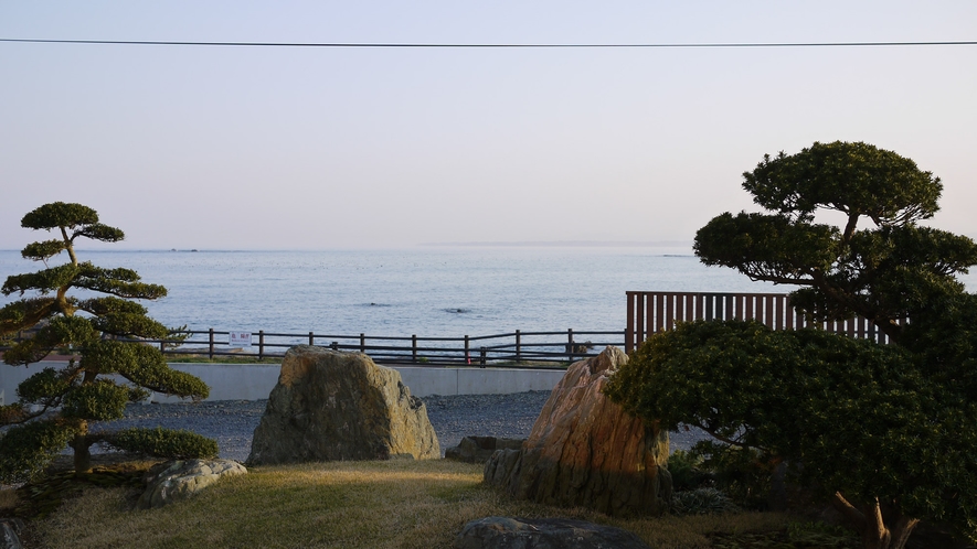 *お庭からの眺め／三陸復興国立公園の最南端・岩井崎が目の前！美しい水平線がすぐそこ。
