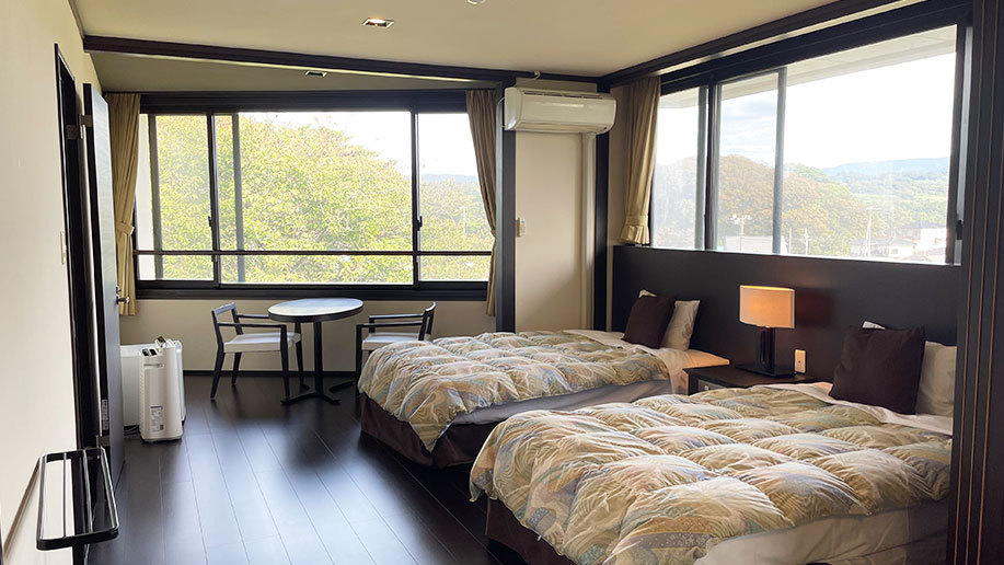 【デラックスファミリールーム一例】(山側)ゆったりベッドと畳のお部屋。