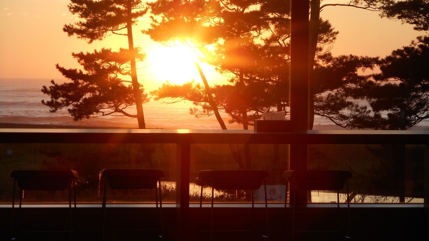 *ラウンジから見える美しい夕日を、ゆっくりと眺める至福のひと時を。