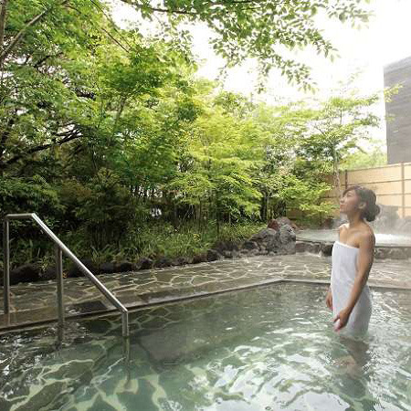 桜島の溶岩を使った『霧乃溶岩露天風呂』※霧島観光ホテルとの共同利用となります。