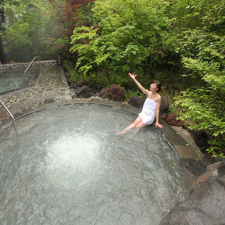 【露天風呂／もみじの湯】溶岩を使ったジャグジー風呂も。※霧島観光ホテルとの共同利用となります。