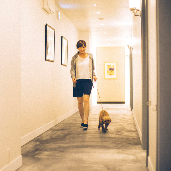 【アプローチ】客室前通路も愛犬と一緒に歩けます。