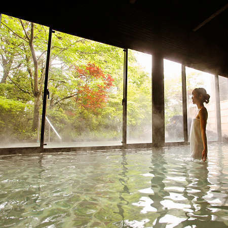 露天風呂併設の内湯からも美しい自然に癒されます。※霧島観光ホテルとの共同利用となります。