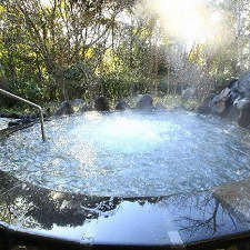 桜島の溶岩を使ったジャグジー付きの『霧乃溶岩露天風呂』※霧島観光ホテルとの共同利用となります。