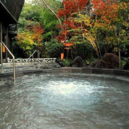 【露天風呂／もみじの湯】溶岩を使ったジャグジー風呂も。※霧島観光ホテルとの共同利用となります。