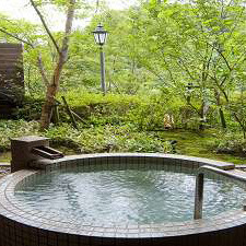 霧島の四季を楽しめる貸切露天風呂『薩摩』※霧島観光ホテルとの共同利用となります。
