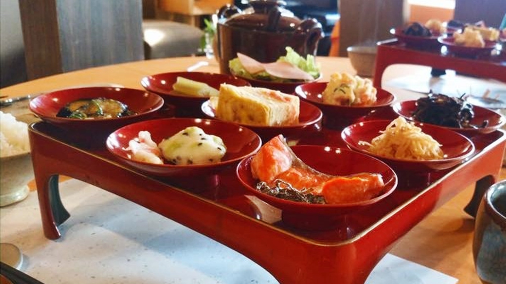 【1泊朝食付き】9品のお惣菜でご飯が進む！朱塗りの御膳でいただく手作り和朝食