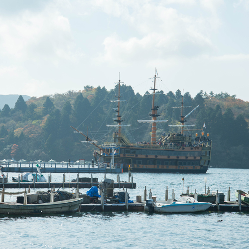 *【周辺観光】箱根芦ノ湖をゆったりと航行する海賊船。