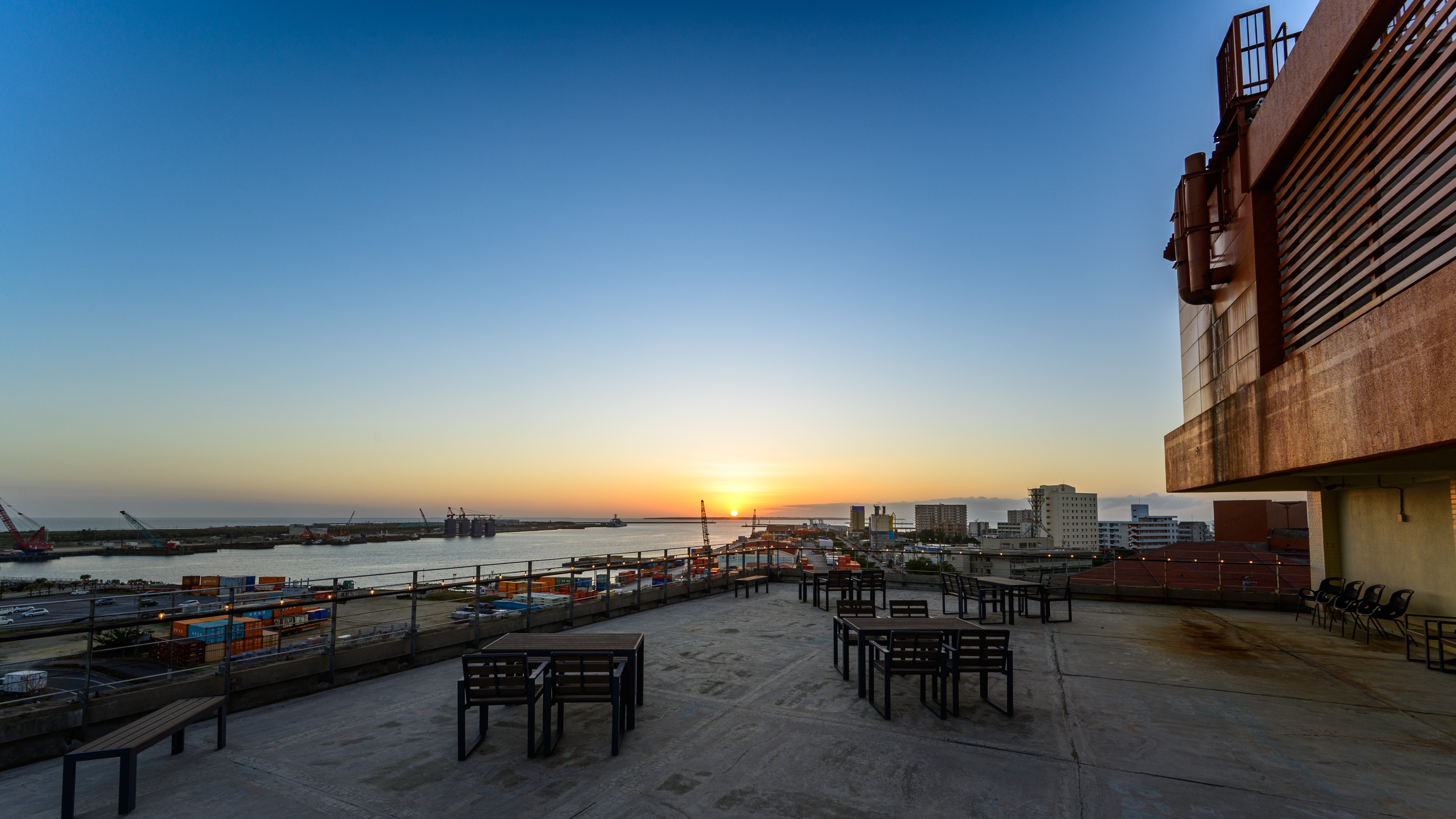 ◆ルーフトップ／屋上から見える石垣の海と夕景。