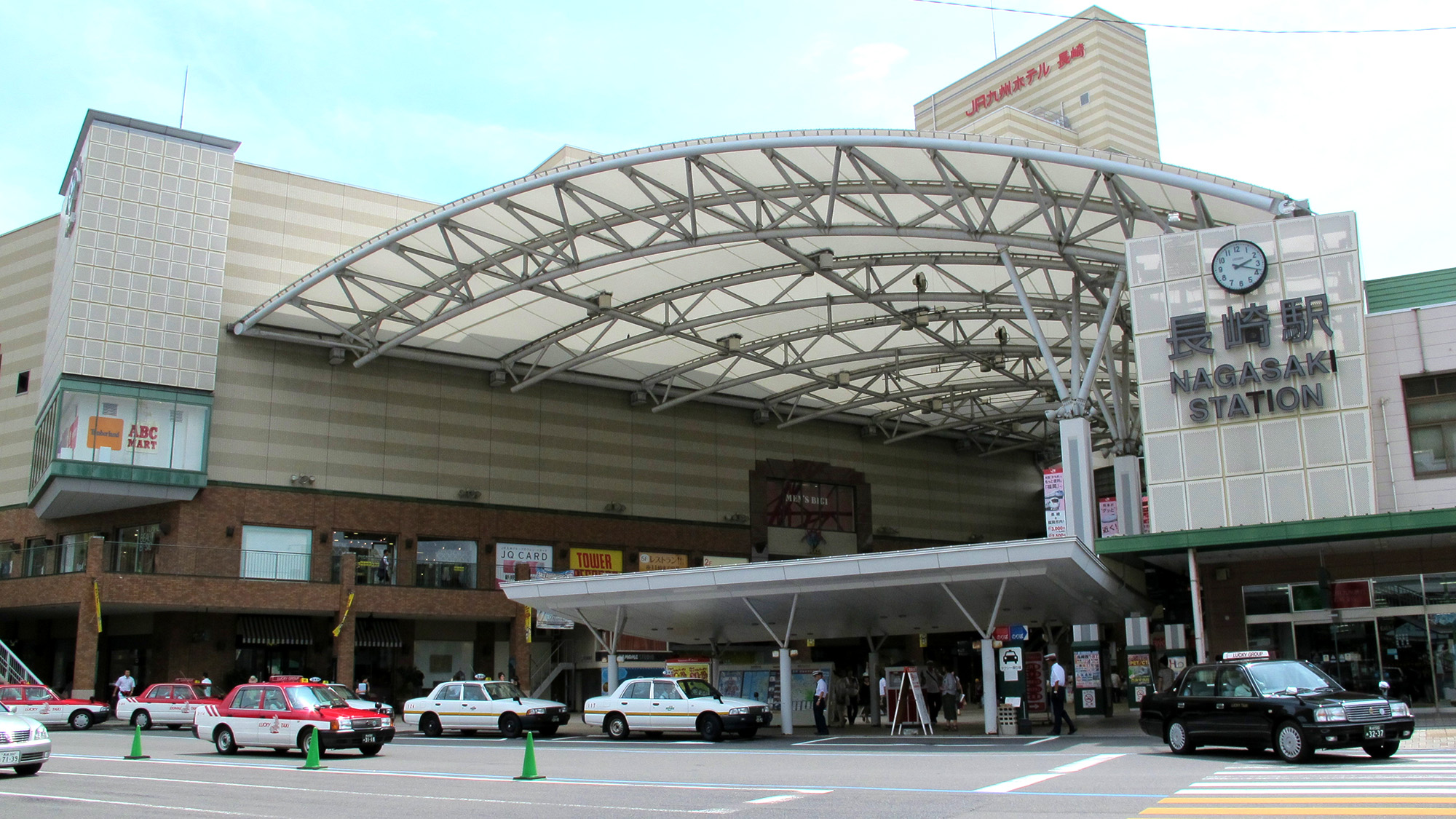 JR長崎駅までは当館より徒歩約10分。路面電車「五島町電停」徒歩2分、主要観光地へのアクセス良好。