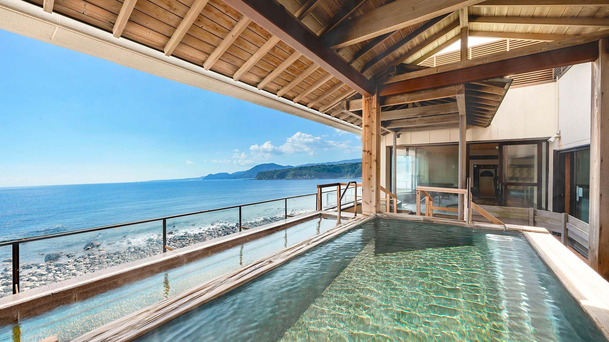 【姉妹館-湯苑本館大浴場】無料で姉妹館の最大16の湯めぐりもご利用可能！圧巻の海を望む大浴場をぜひ！