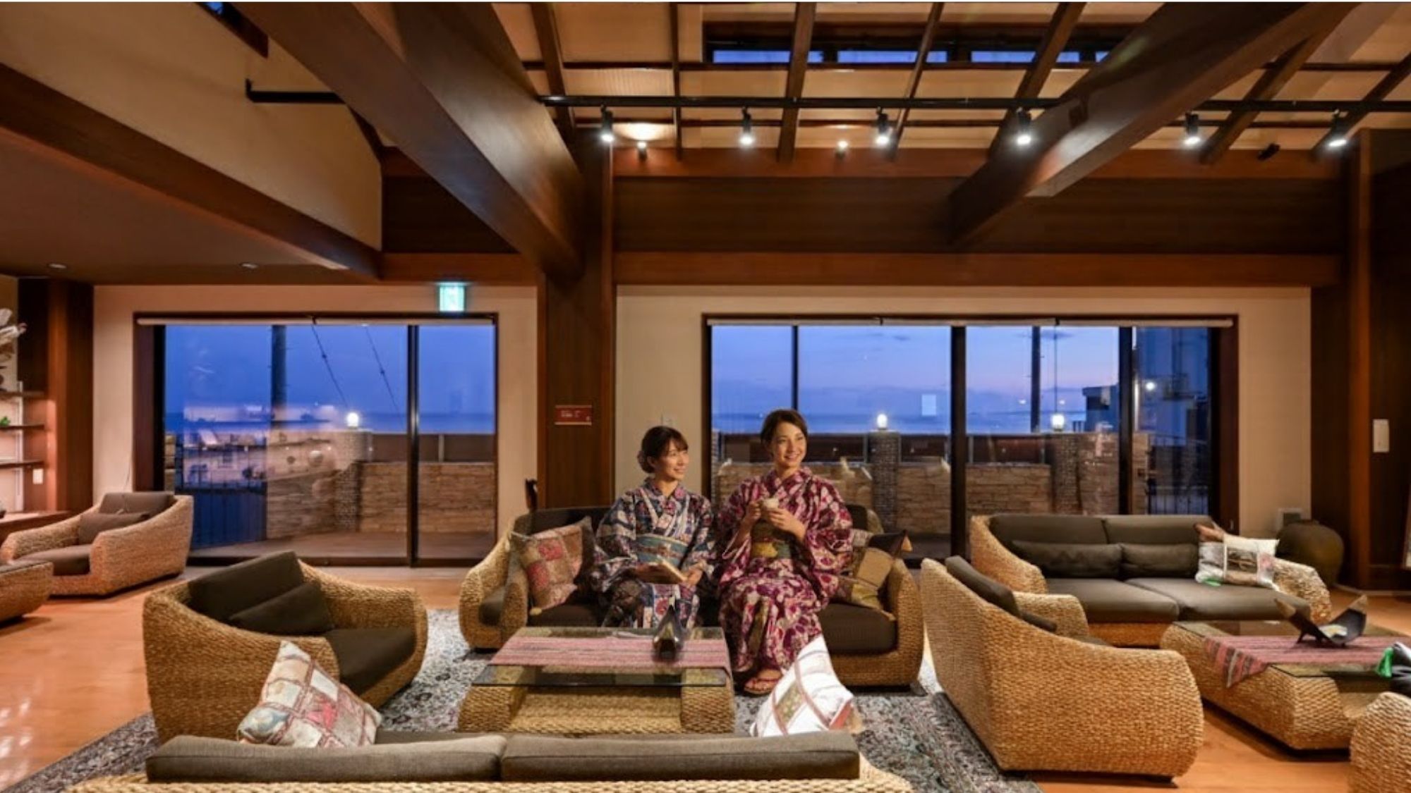 【ロビーラウンジ】アルコール類のご提供もあり。21時までフリードリンクサービスの利用が可能です。