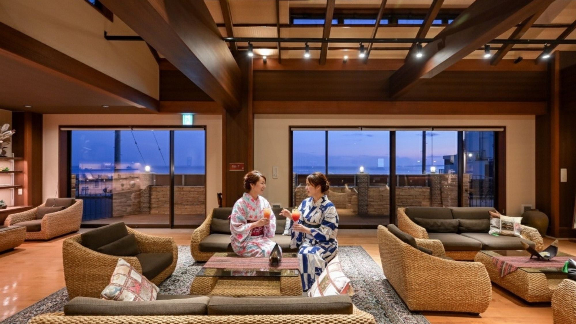 【ロビーラウンジ】アルコール類のご提供もあり。21時までフリードリンクサービスの利用が可能です。