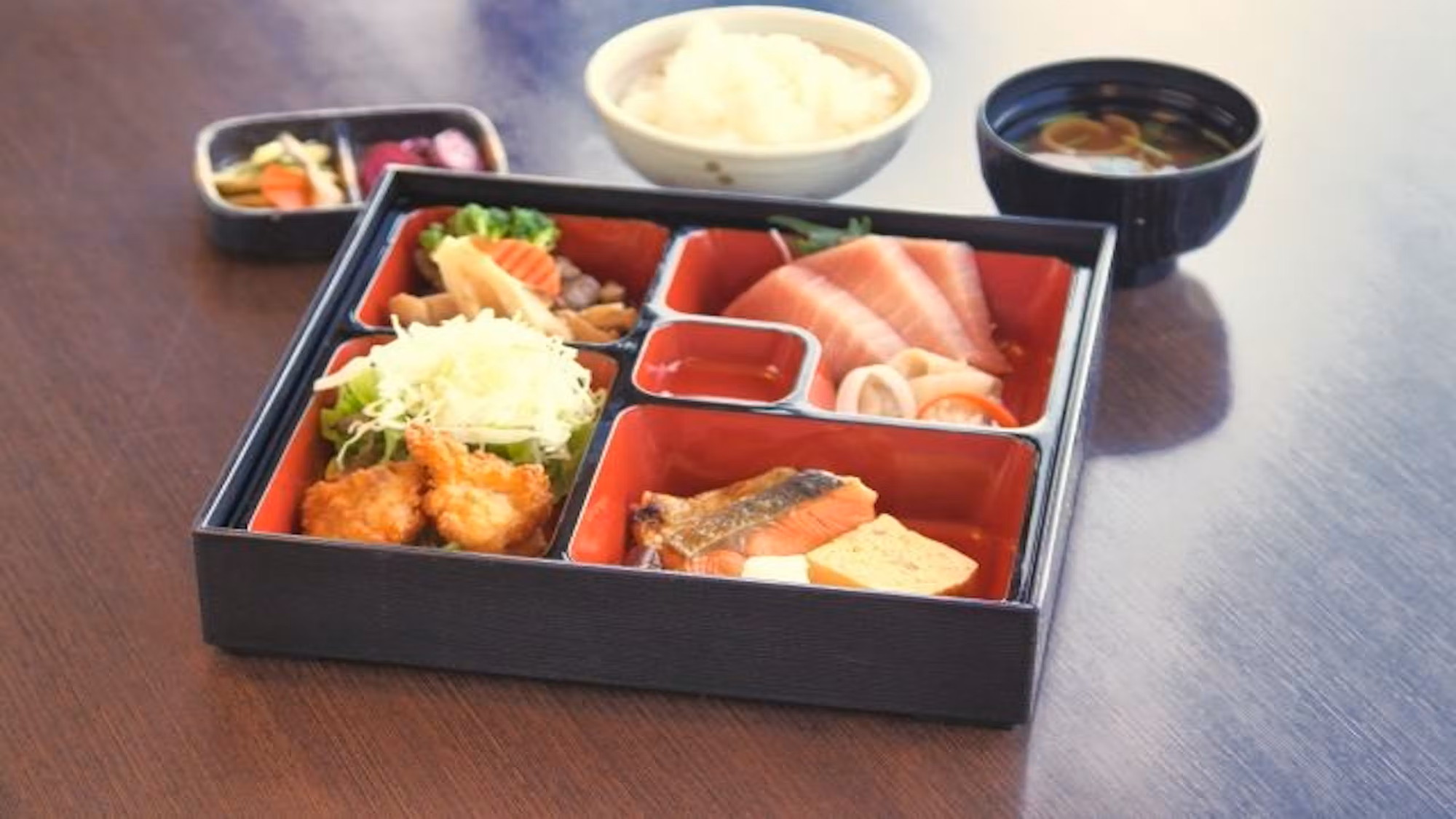 【伊豆よくばり松花堂弁当】伊豆エリア総料理長が手掛ける、伊豆の旬を凝縮した松花堂弁当です。