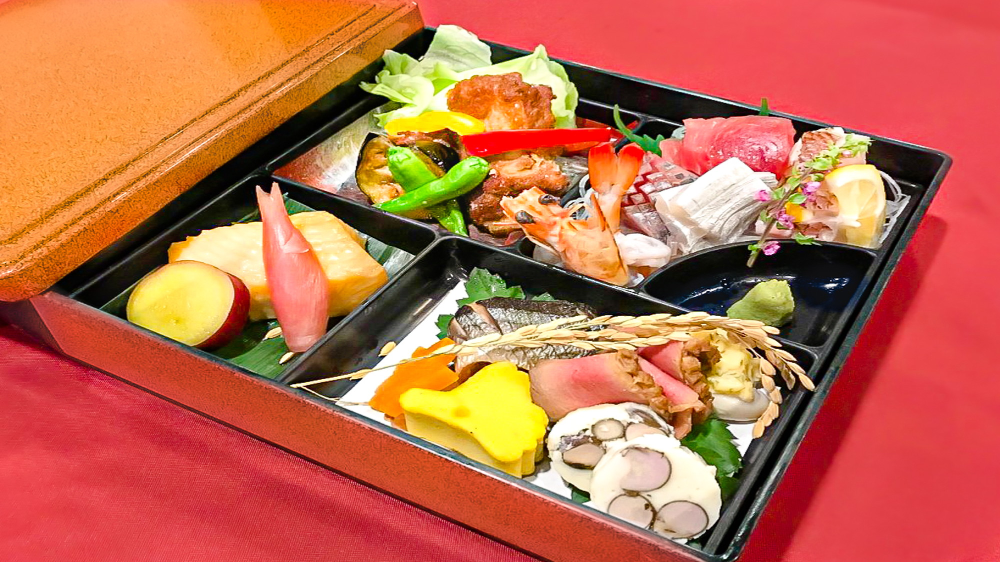 『海と山の幸』を和・洋・中の色とりどりな料理で詰め込みました。豪華仕様のお弁当での提供となります。