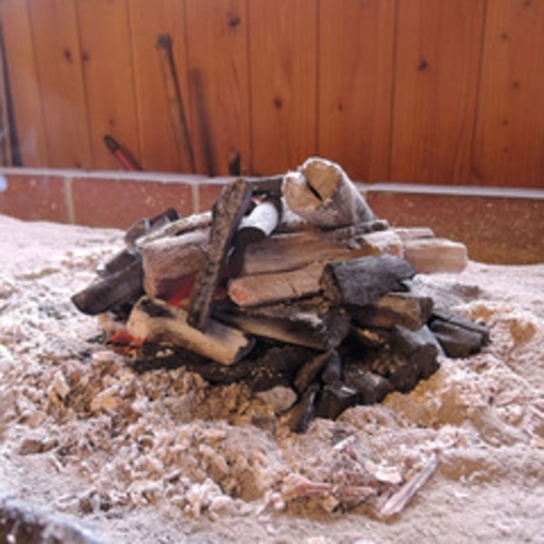*【囲炉裏】七福村の仙人こと炭焼き職人の「まぁちゃん」が手作業で焼き上げた自家製の炭を使っています