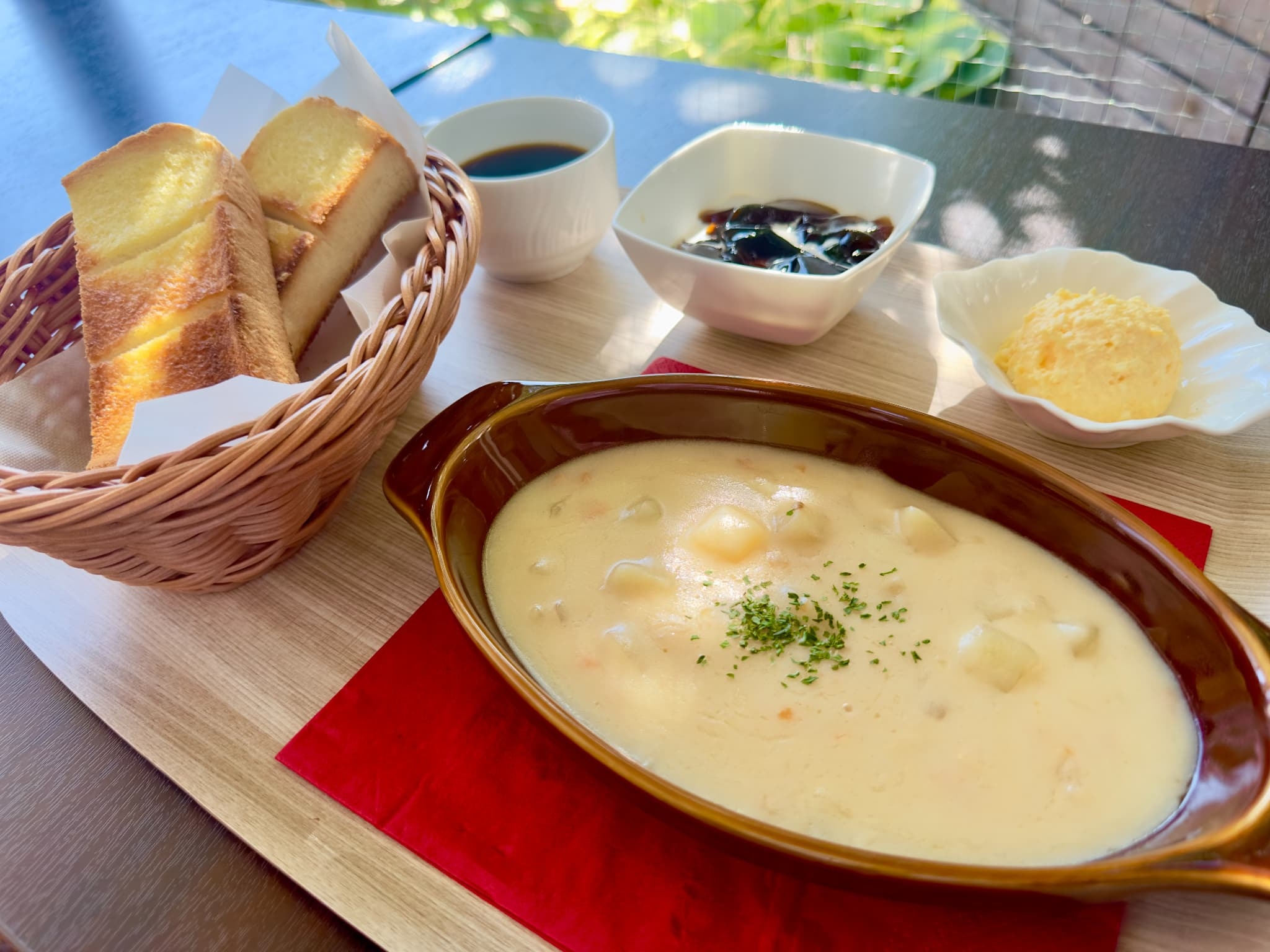 【選べるシチュー軽食】函館山ビューのレストランで味わう、ヨーロピアンホテルの朝（朝食付）