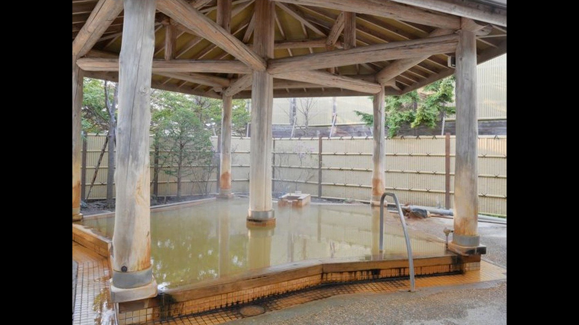 【谷地頭温泉】露天風呂は、函館の温泉らしく特別史跡五稜郭跡をかたどった星形の浴槽が人気です。