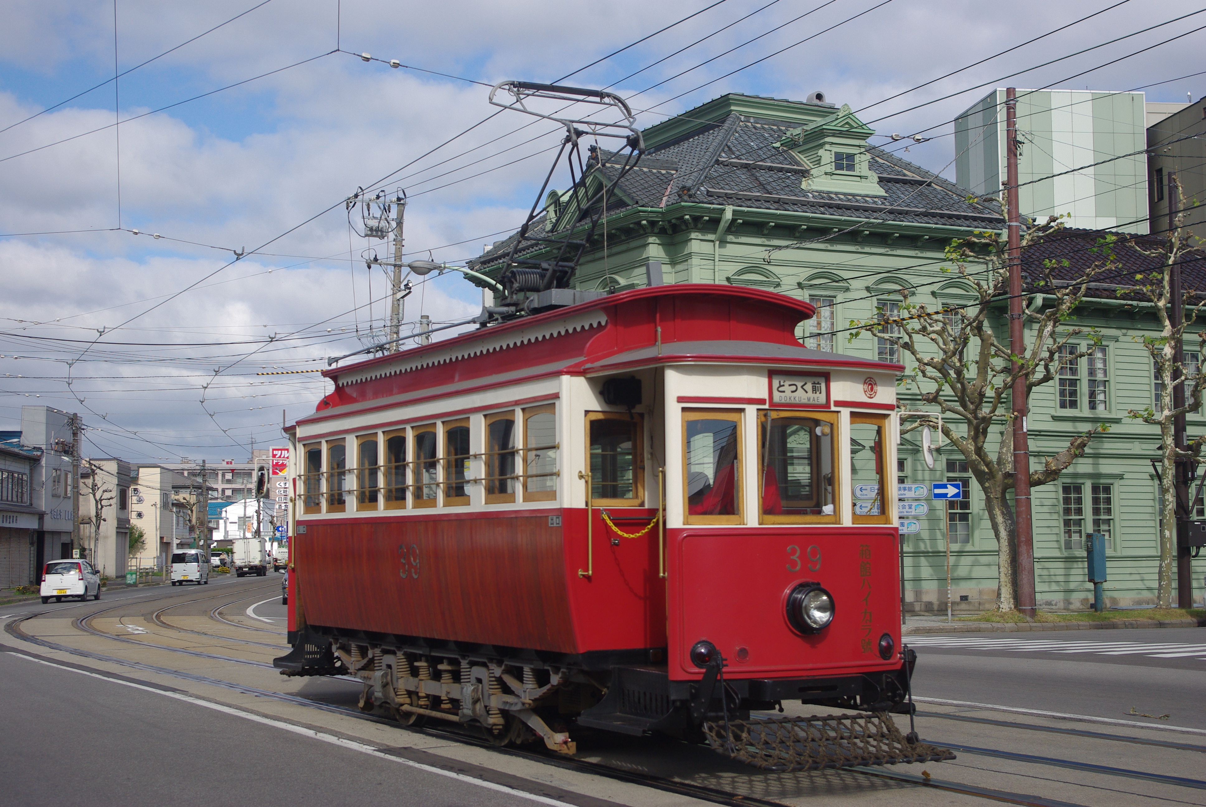 【函館市電】レトロな街並みにレトロな電車
