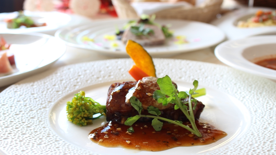 【夕食】ロッシーニ風ステーキをメインとした洋食コース料理