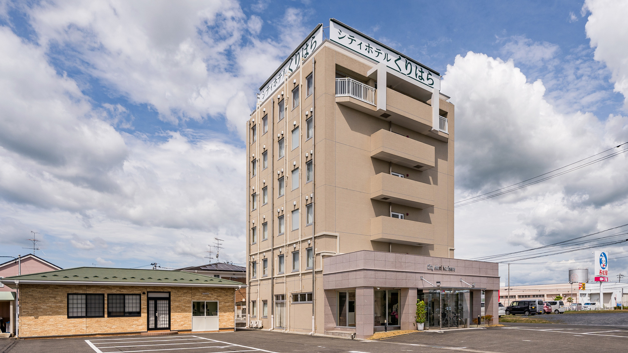 コンビニ・飲食店・ドラッグストア徒歩圏内の好立地！