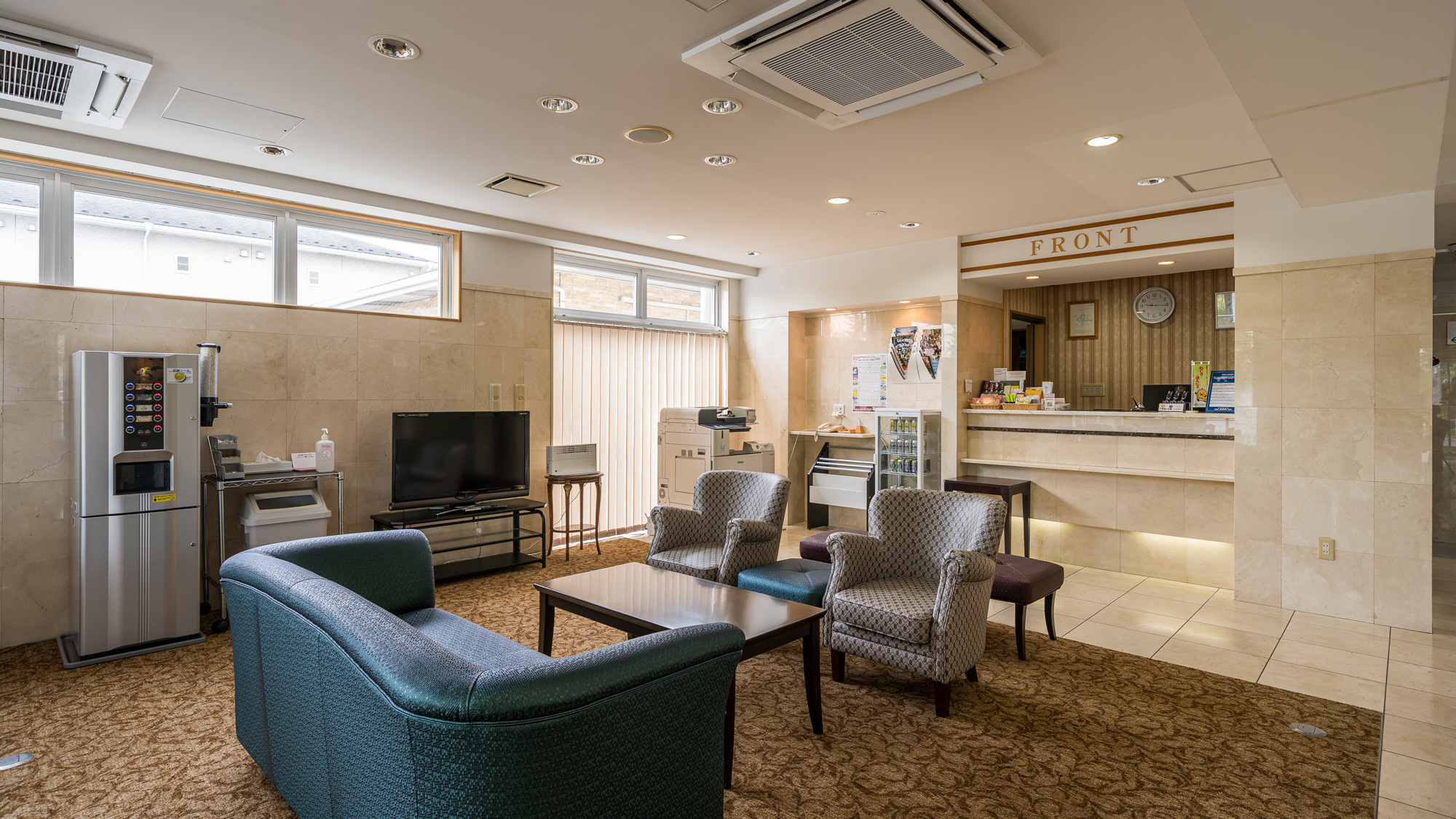 無料ドリンクサービスやカラーコピー機などを備えております【ロビー】