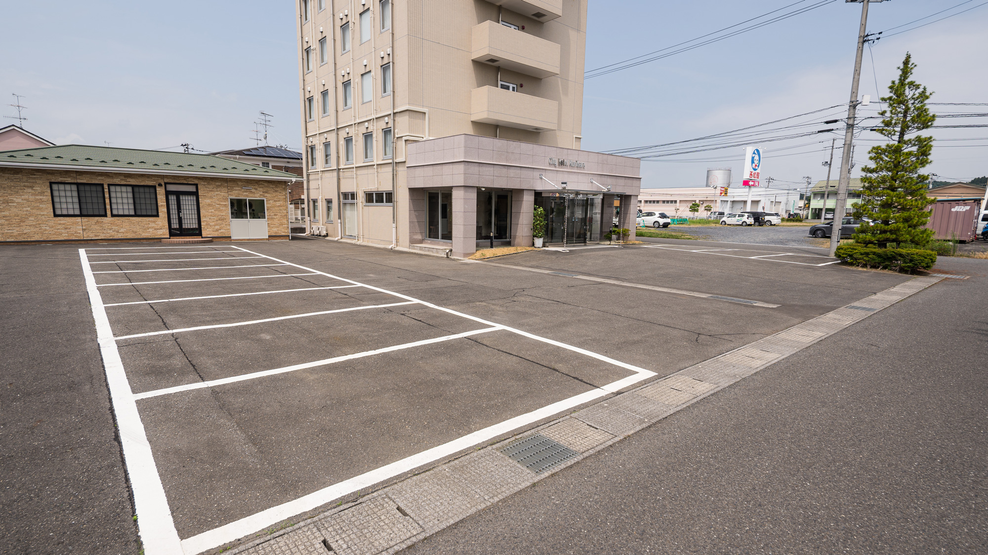 屋外駐車場（30台・無料）