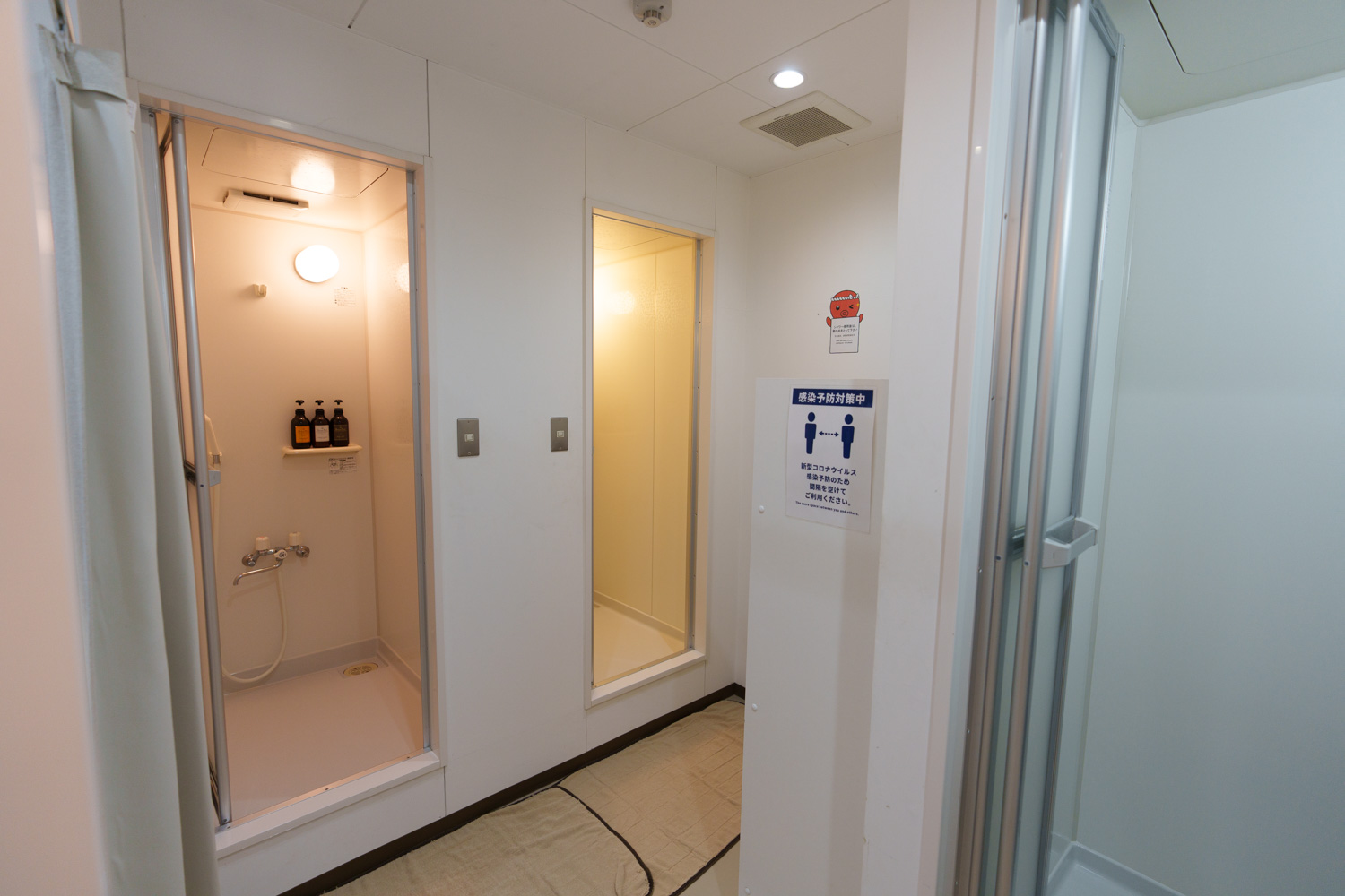 研修宿泊棟2F　シャワールーム