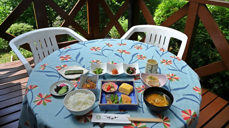 *龍神村の爽やかな朝をテラス席で