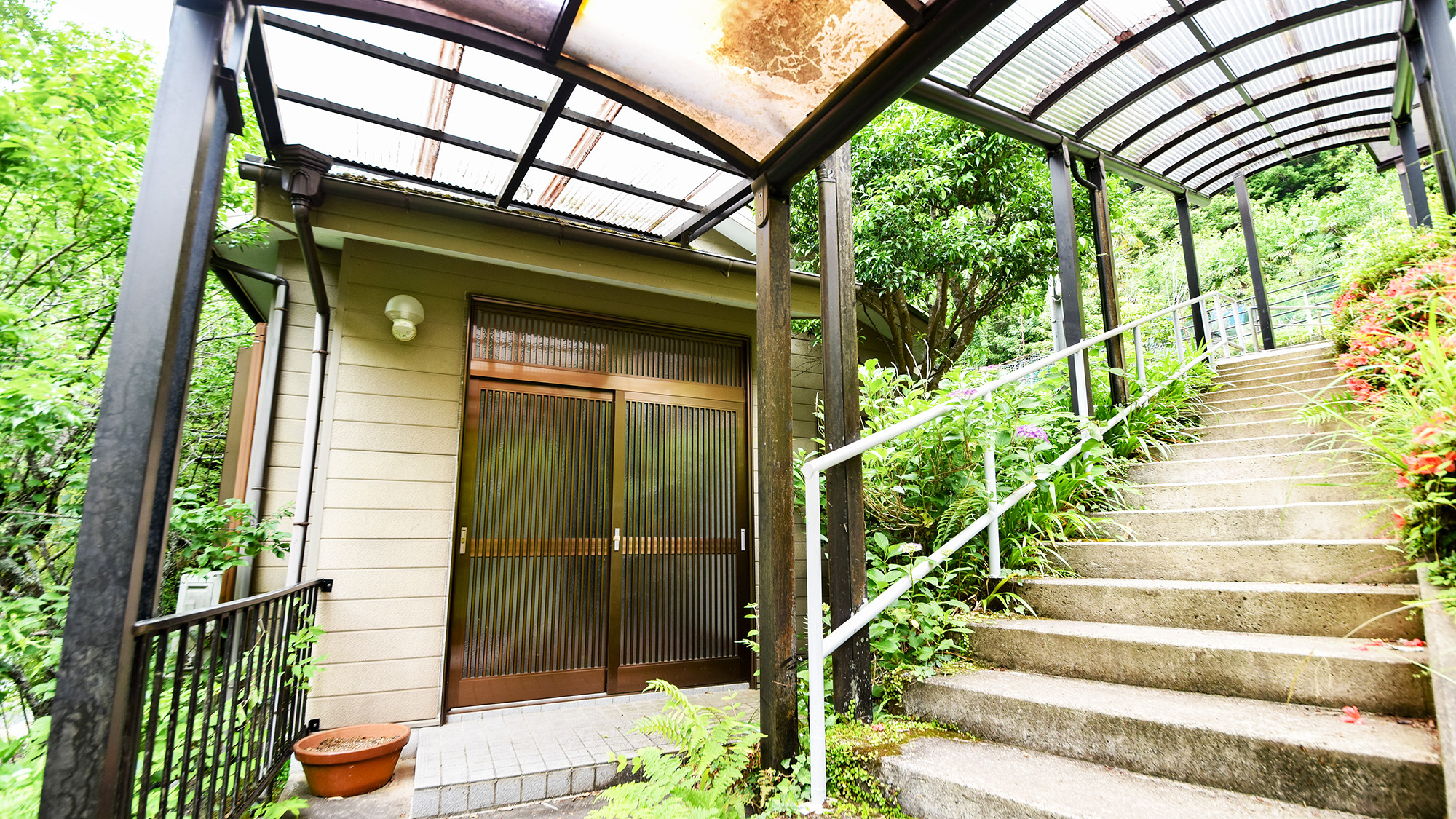 **【離れ和室18畳（外観）】別棟のため周りを気にせずゆったり寛げます。