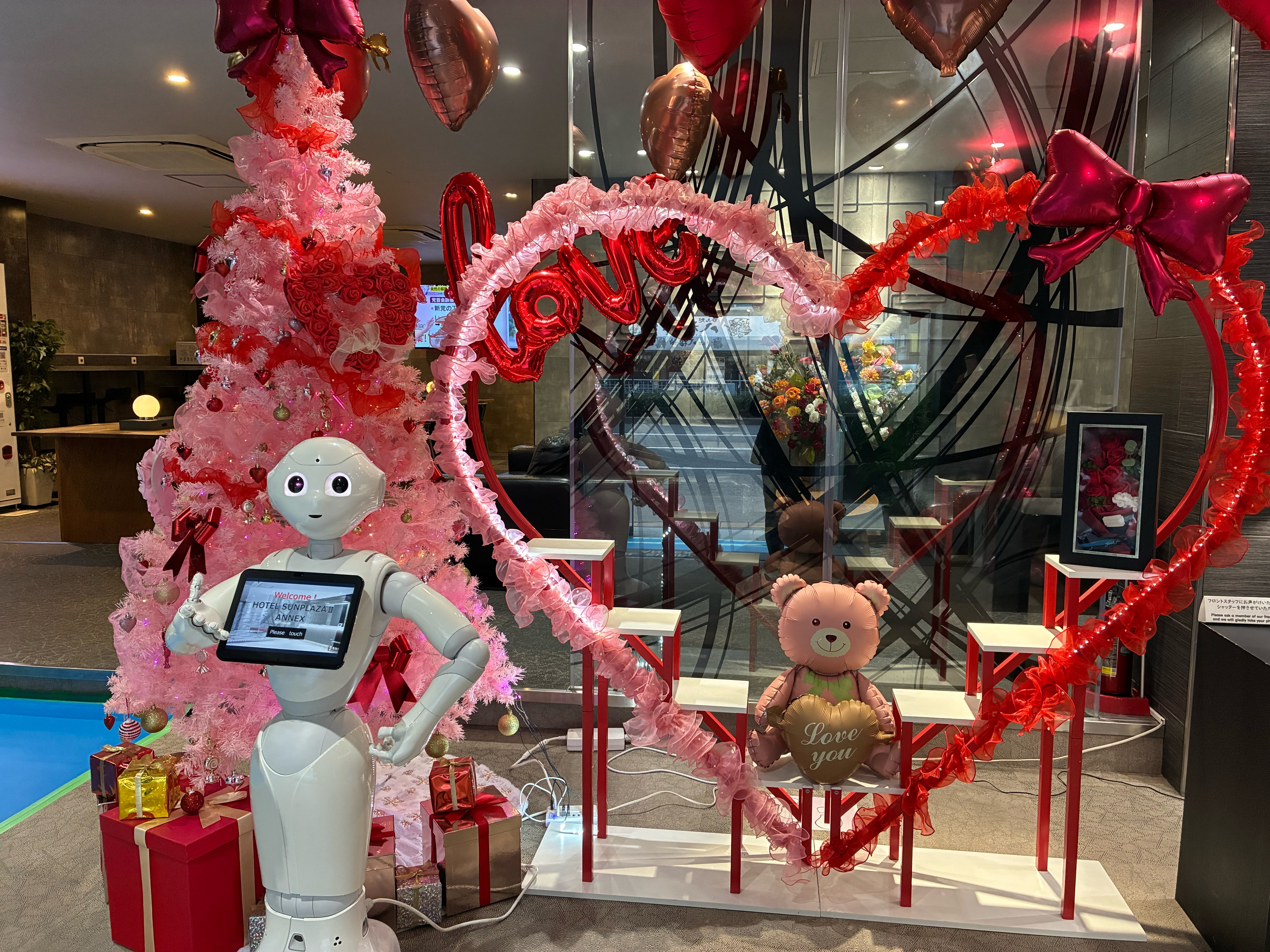 期間限定の飾りつけでお客様をご案内