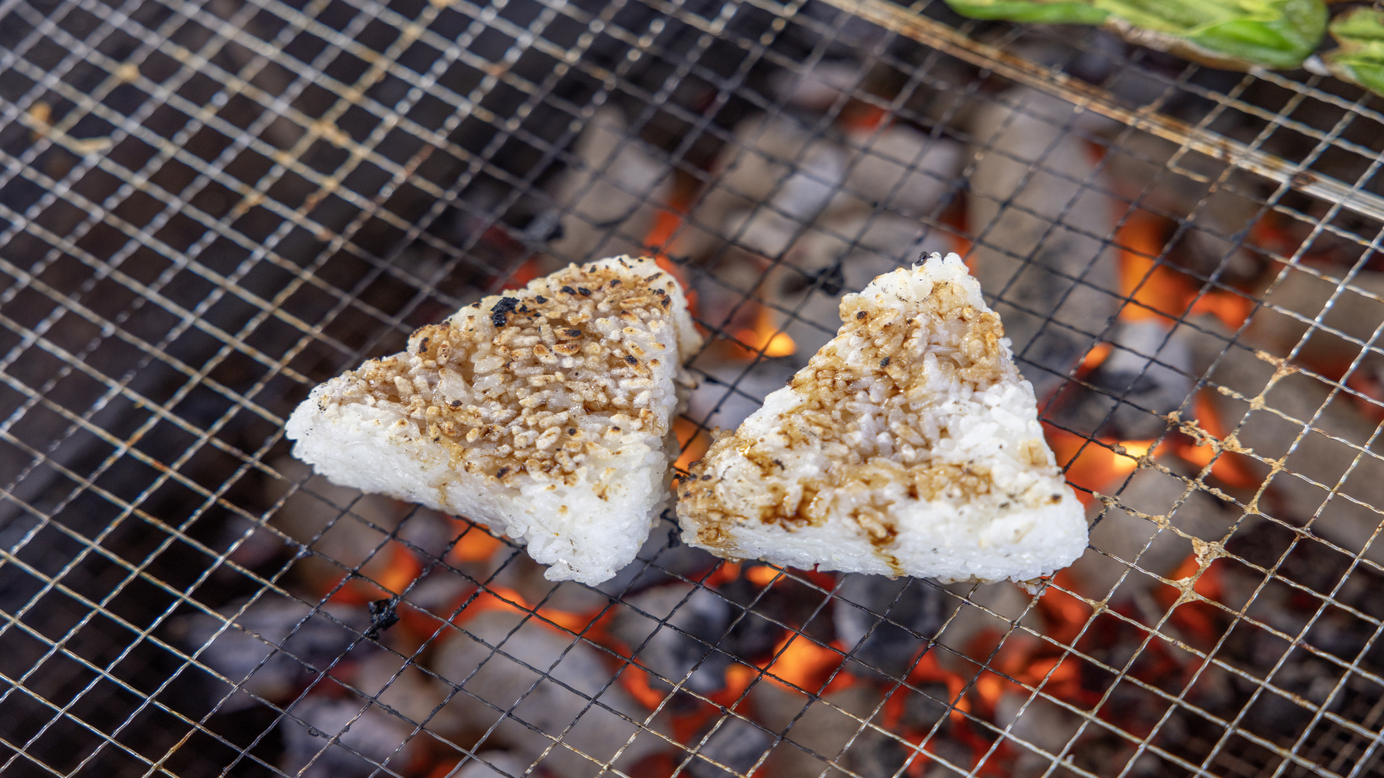 食事付BBQでは国産米の焼きおにぎりも楽しめます