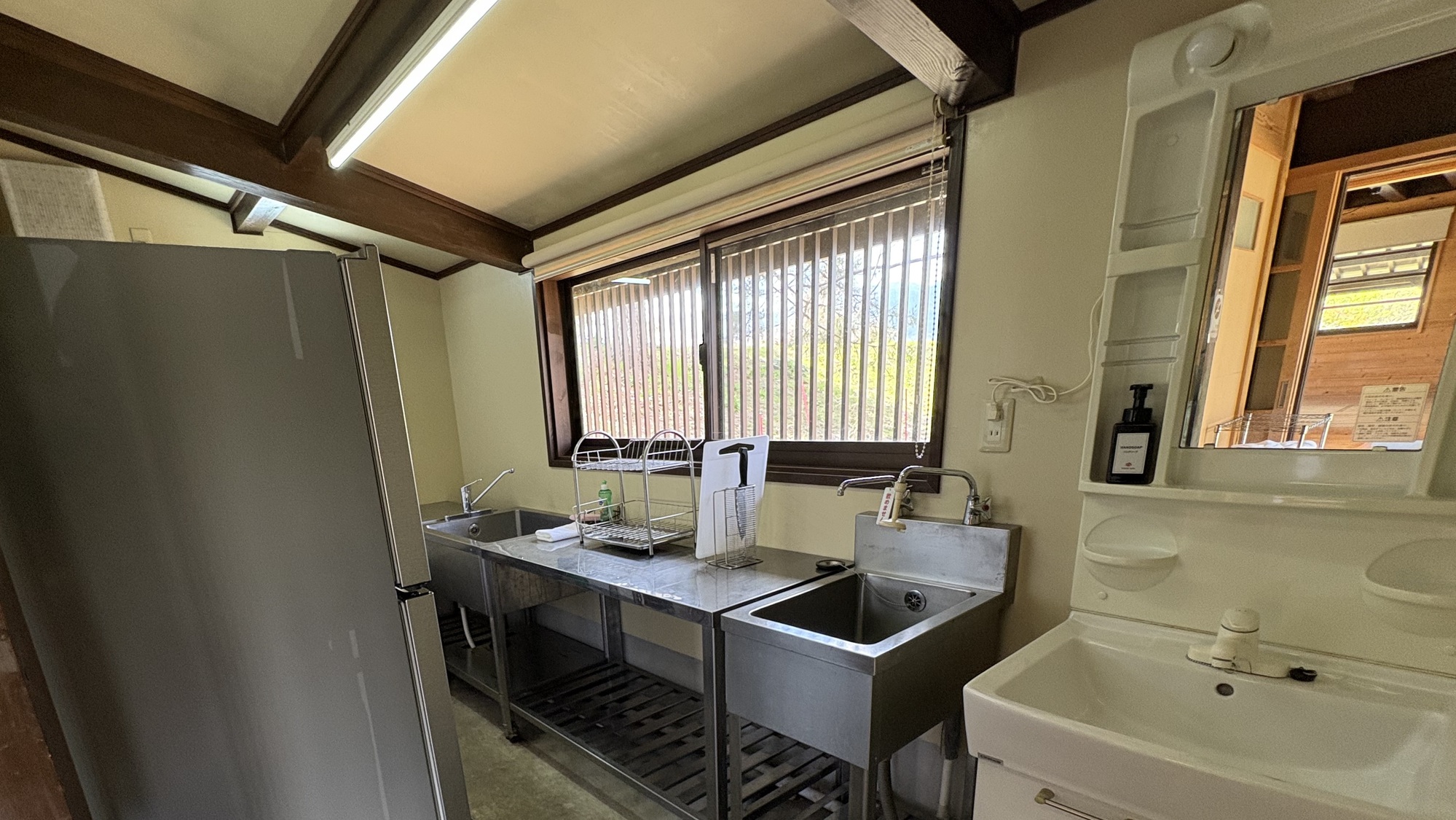 大コテージ【簡易キッチン、冷蔵庫、洗面台】