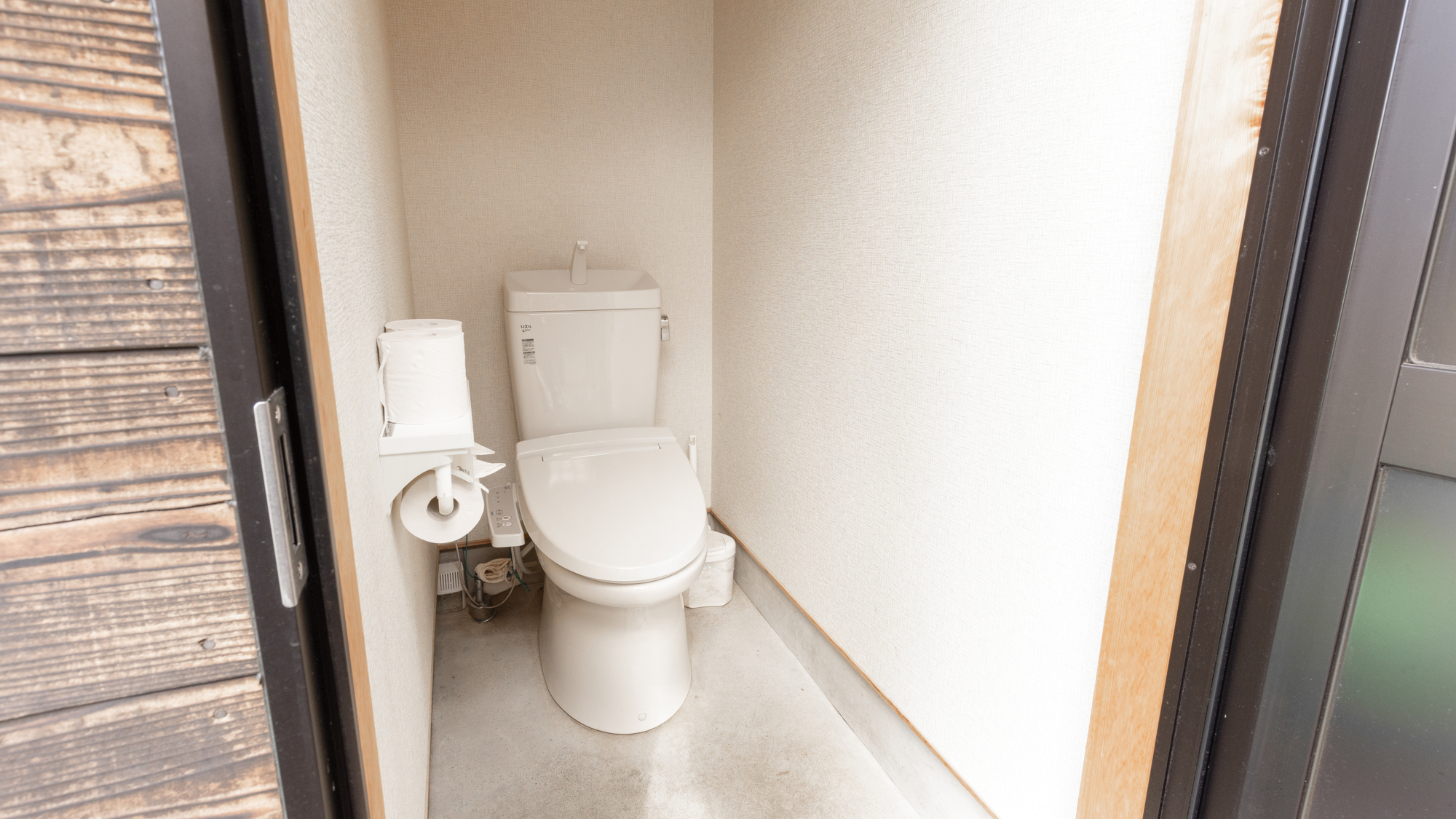 グランピング【外・専用ロッジトイレ】