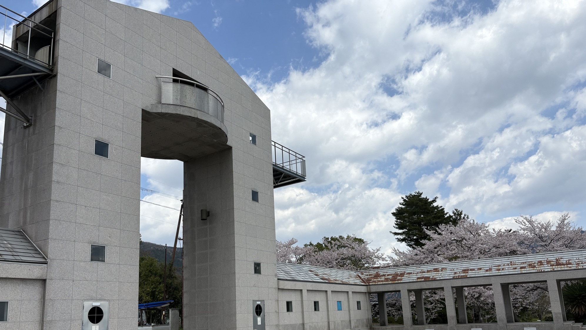 徒歩5分に【湖のテラス】