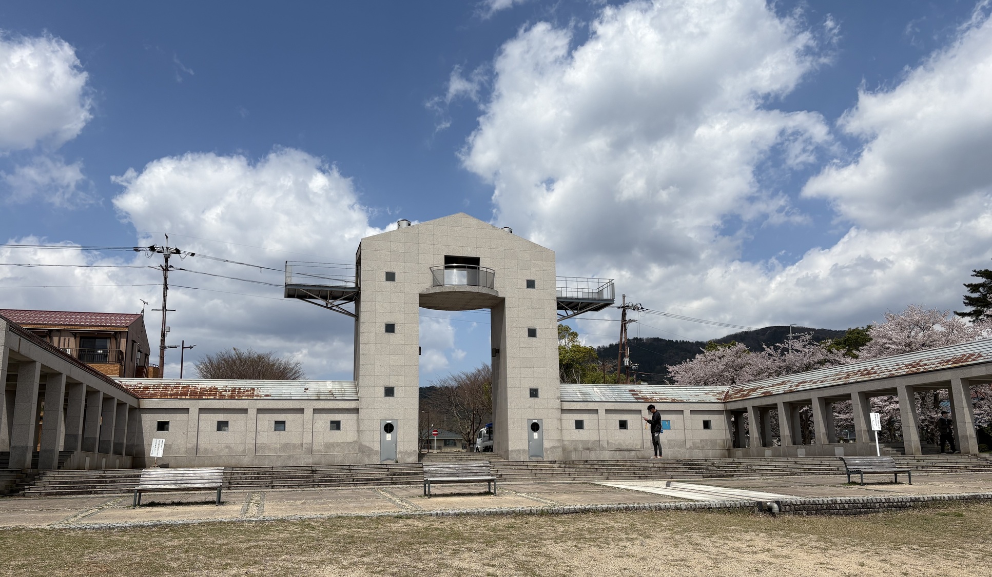 チェックインフロントがあるグループ施設「GUEST HOUSE」は湖のテラスの目の前！