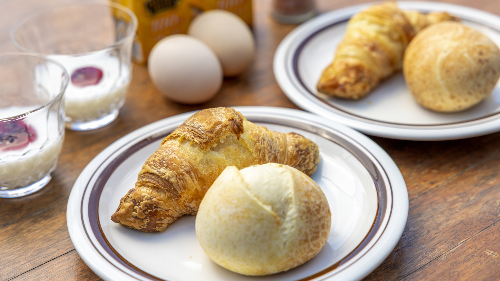 朝食は焼きたてパンセットをお部屋までお届け！