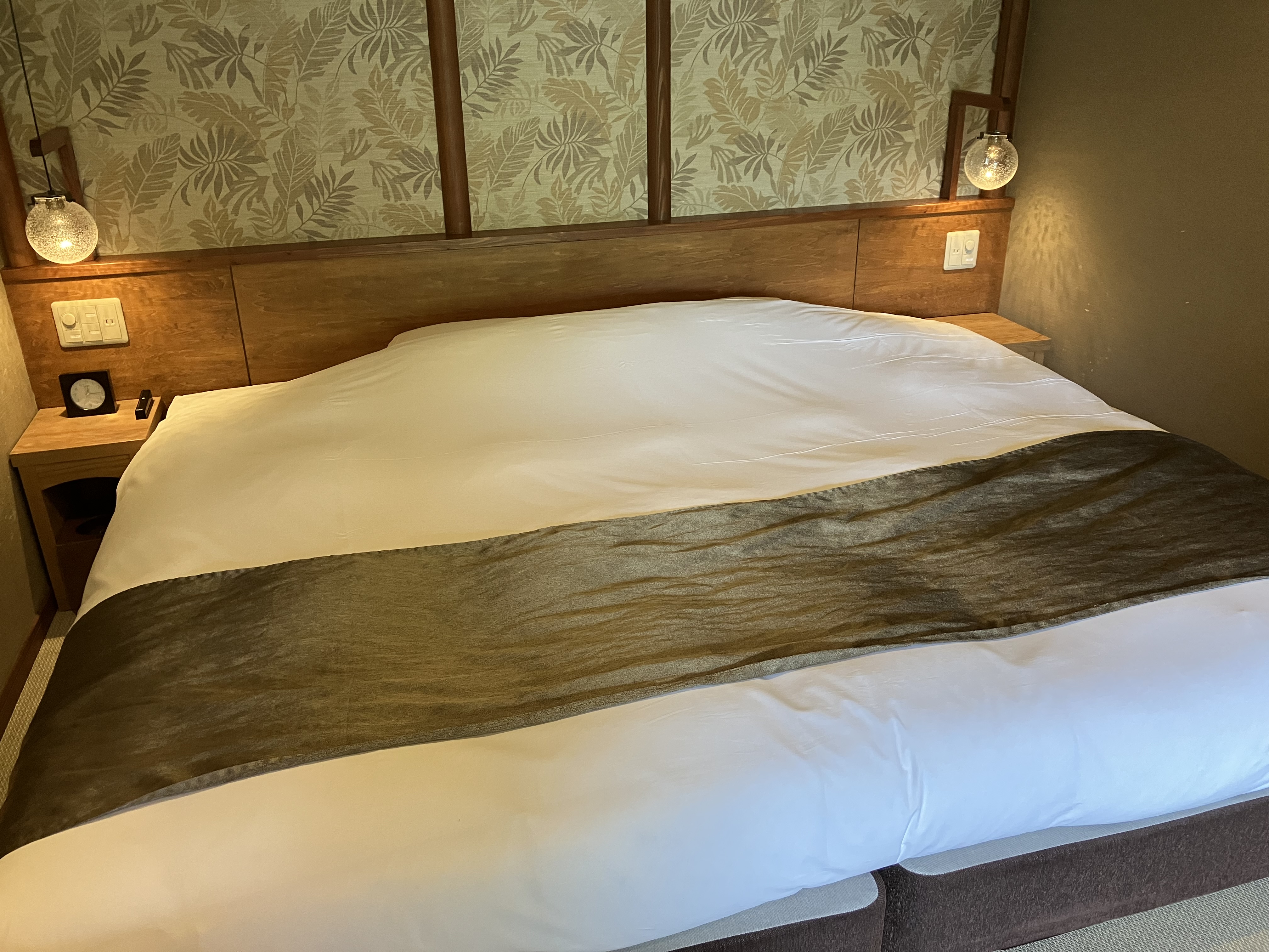 森側デラックスダブルのキングサイズベッド