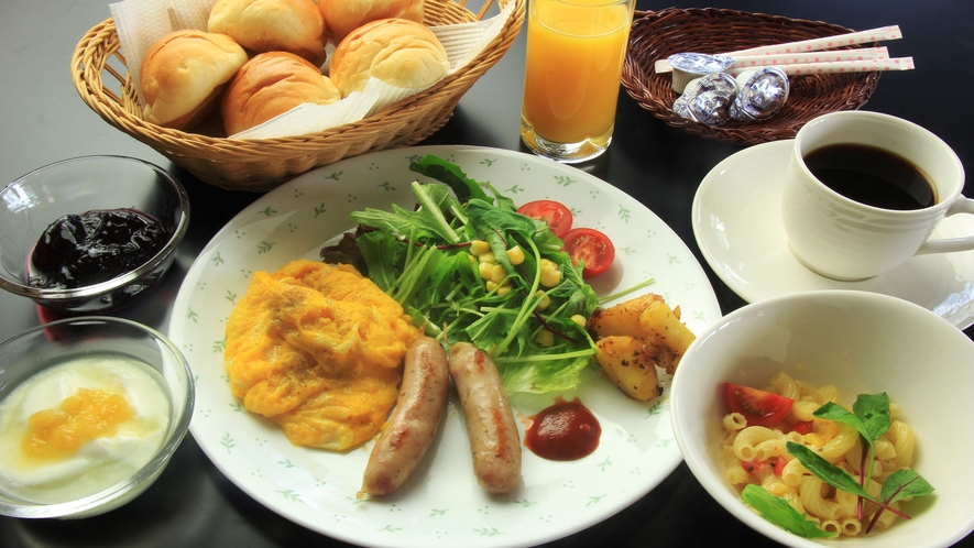 朝食一例　洋食・和食の日替わりメニューをご用意いたします。