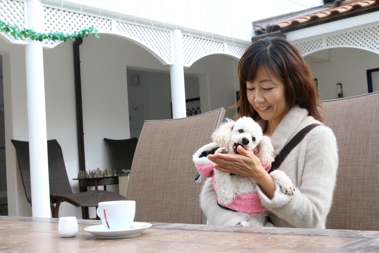 お天気が良ければわんちゃんとテラスでお食事