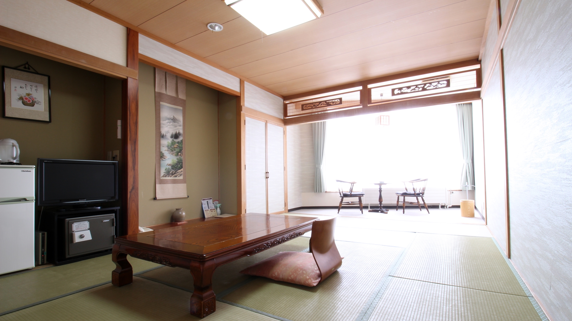 *和室/大きな窓からは北海道の雄大な自然をご覧いただけます。