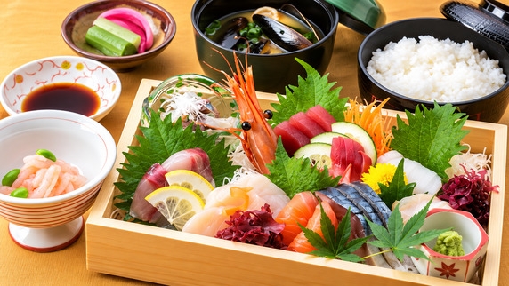 【限定26食】驚きの大きさ！豪快にかぶりつく伊勢海老半身付｜刺身などの房総海の幸をお部屋食で愉しむ
