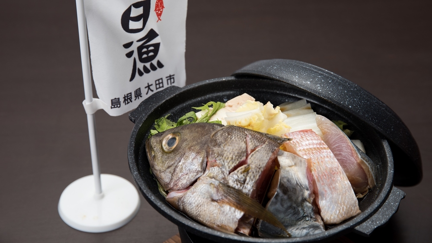 *【ご夕食】早朝に漁に出て夕方に戻ってセリにかかる「一日漁」で仕入れた魚は、鮮度と品質が最高です。