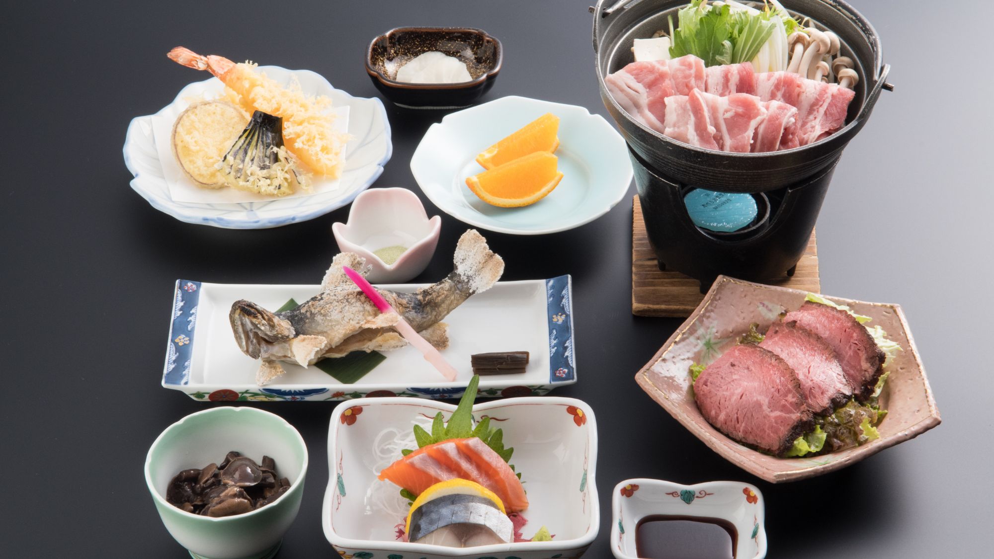 郷土の恵みを味わう。名物の岩魚料理を盛り込んだ基本会席。