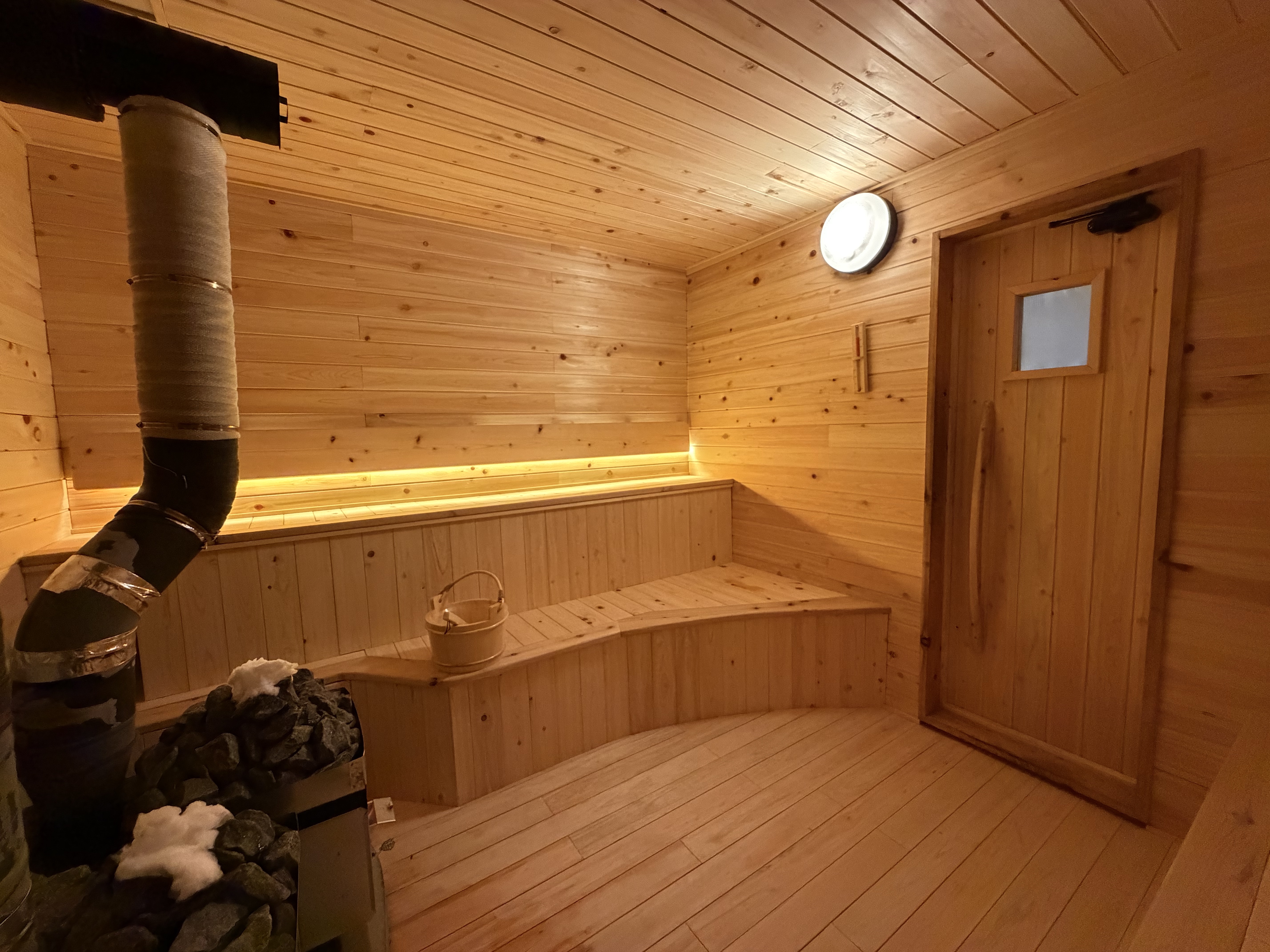 サウナ室内は総檜仕様！