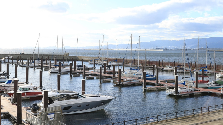 ・【ハーバー】施設の目の前の港をお散歩♪穏やかな海と船を見ることができます